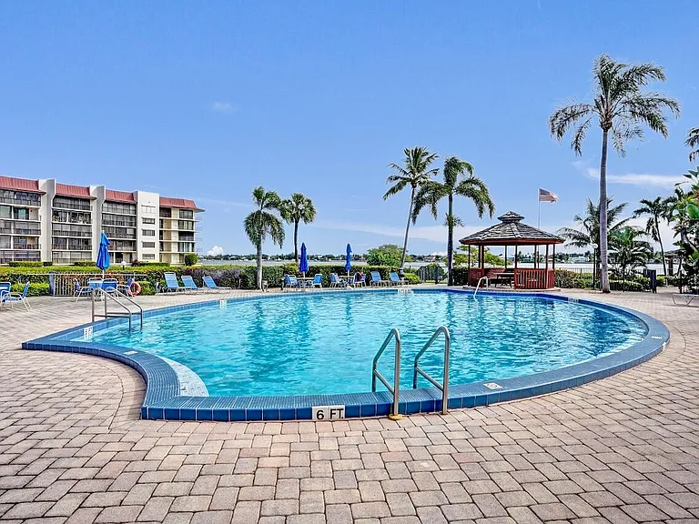 107 Half Moon Cir #H1 — Photo 47