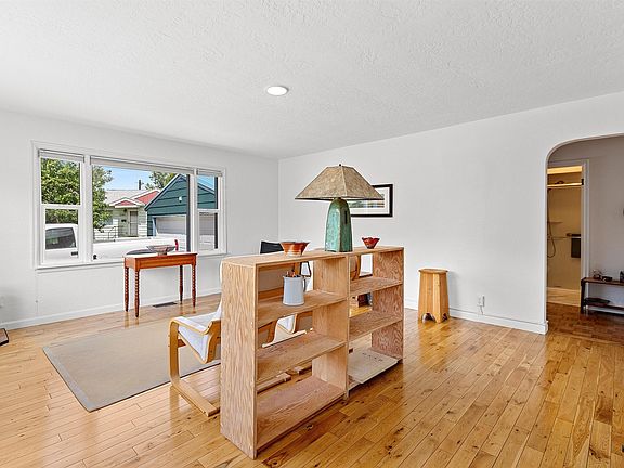 4th image of 212 W Beckwith St W