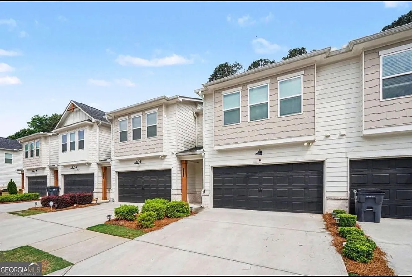 3 bed, 1970 sqft, $2,900 — Photo 1