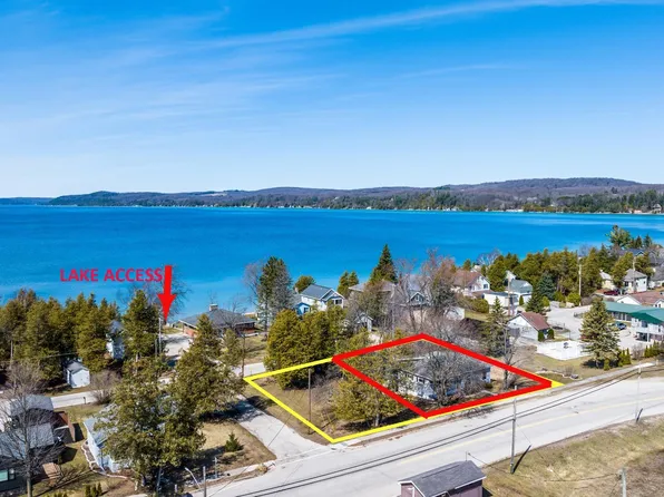 112 N Benzie Blvd, Beulah, MI 49617