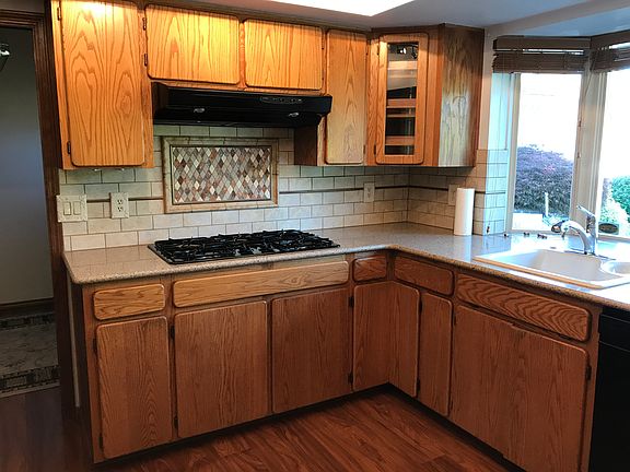 Kitchen w/quartz countertops