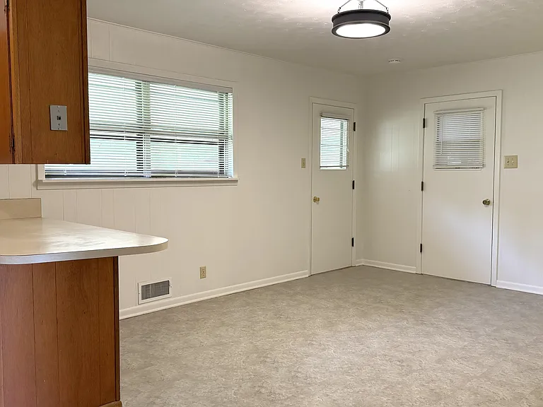 1805 Waterloo Ave — Photo 3