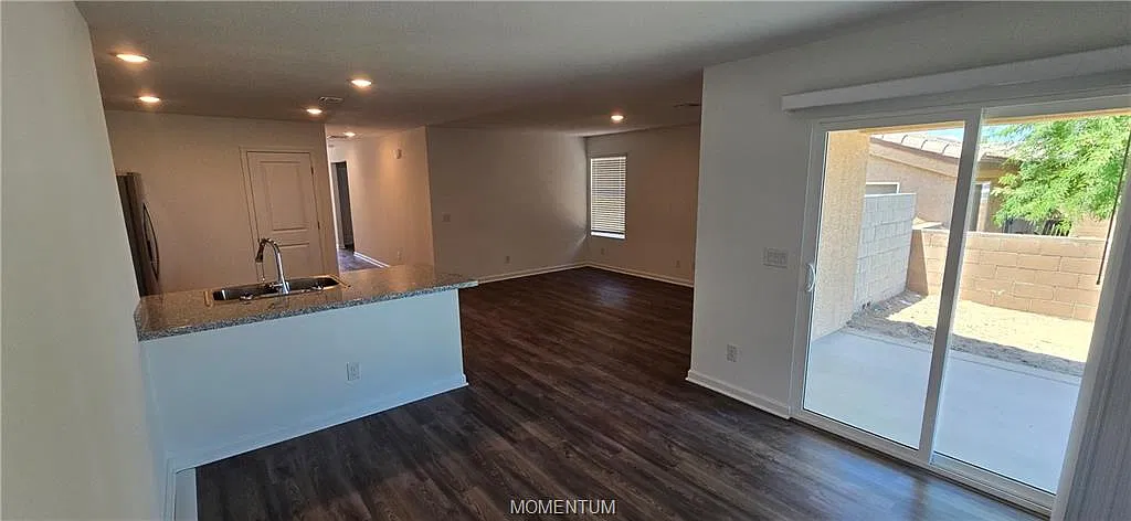 3 bed, 2.0 bath, 1470 sqft, $1,900 — Photo 4