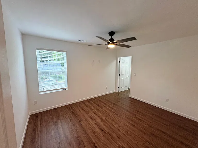 538 E State St — Photo 11
