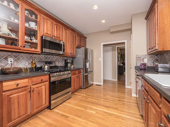 cherry cabinets, gas cooking