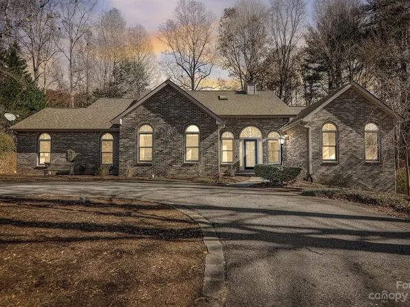 90 Whitfield Ln, Hendersonville, NC 28791