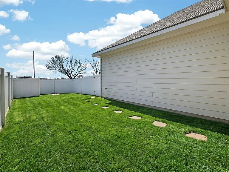 10008 Hanover Dr — Photo 16