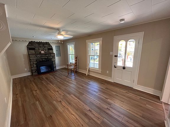 Living room w gas fireplace