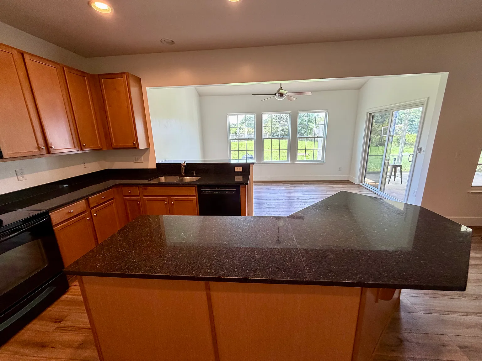 4 bed, 2.5 bath, 2337 sqft, $2,500 — Photo 3