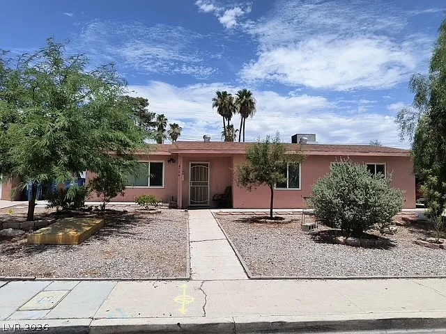 4 bed, 2.0 bath, 1239 sqft, $1,749 — Photo 1