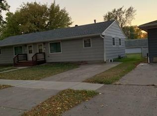 708 S 17th St, Grand Forks, ND 58201