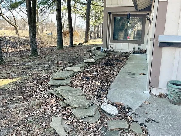 2 Juniper Ln, Springfield, IL 62704