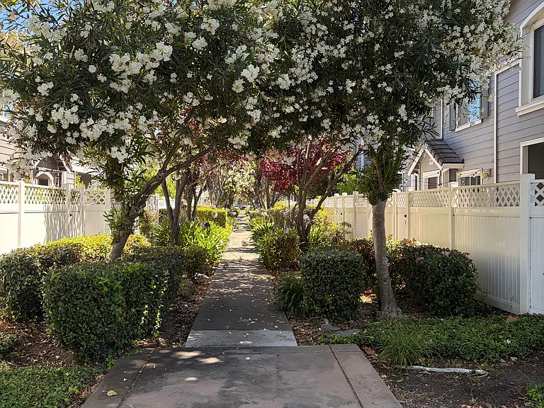 5740 Caprice Cmn — Photo 1