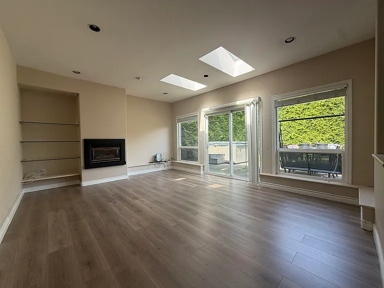 9228 Pinewell Cres — Photo 10