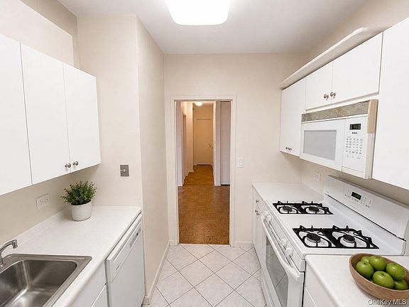 4th image of 27010 Grand Central Parkway #4M