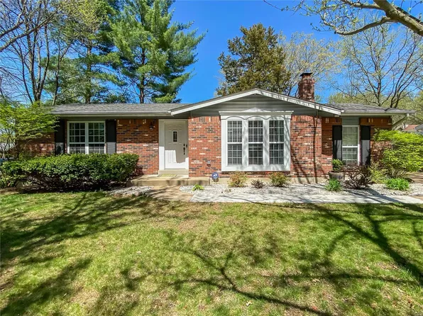 1113 Briarhurst Dr, Ballwin, MO 63021