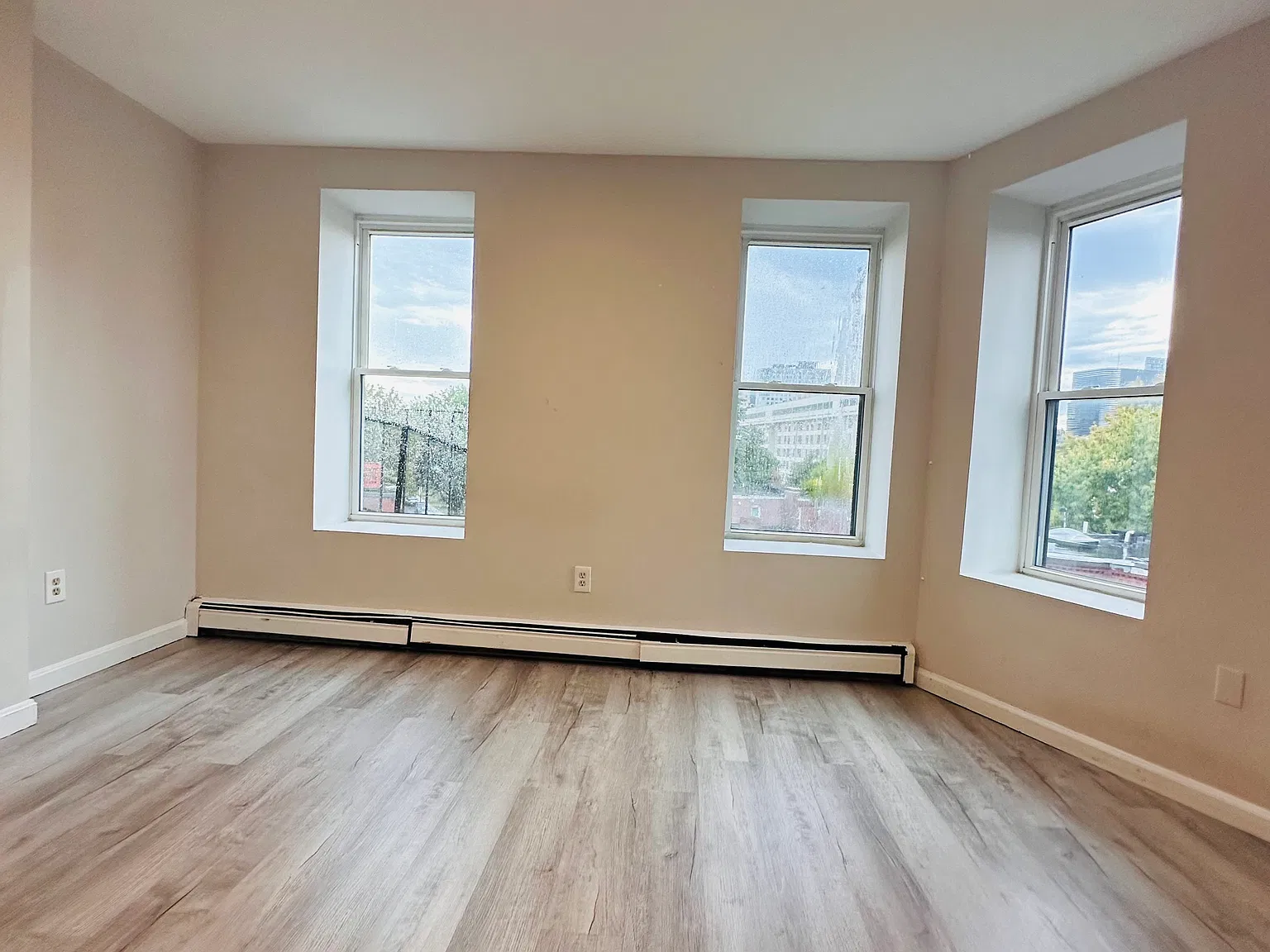 3 bed, 9999 sqft, $5,200 — Photo 3