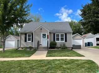 409 4th St NW, Orange City, IA 51041