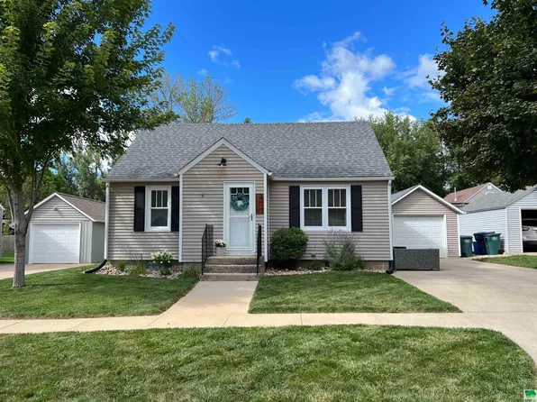 409 4th St NW, Orange City, IA 51041