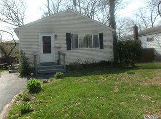 94 N 18th St, Wheatley Heights, NY 11798