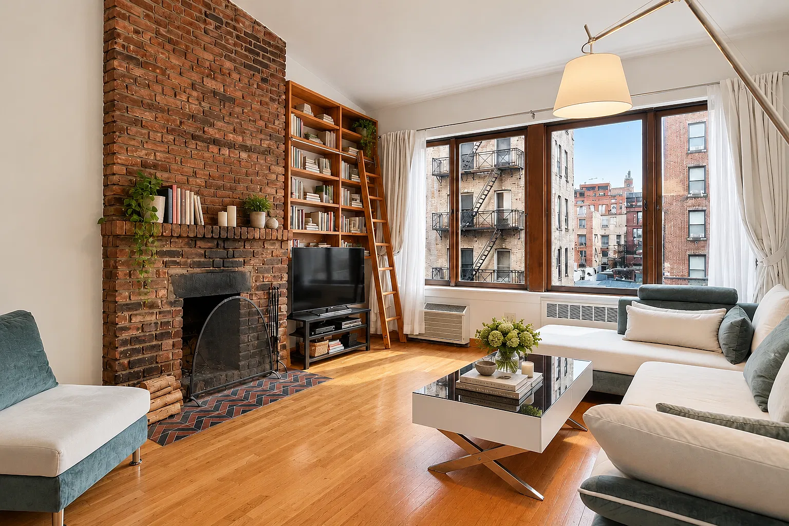 10 Charles — Photo 1