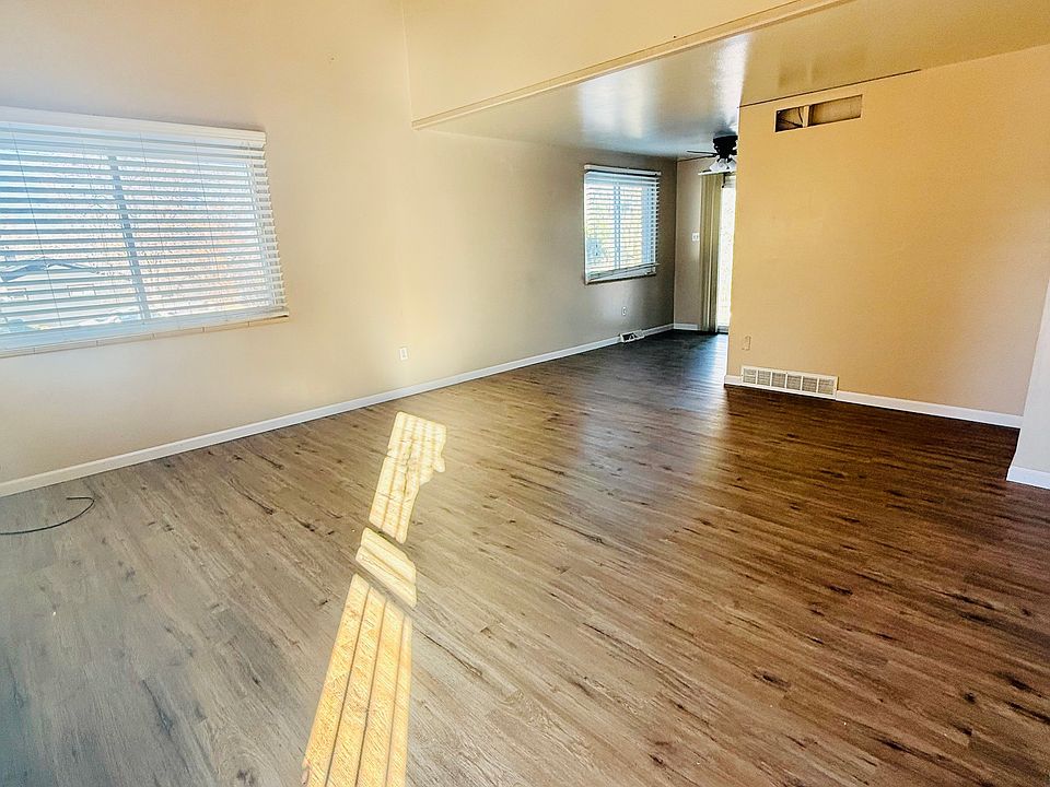 Bright, open living area with great natural light_perfect for relaxing or entertaining.