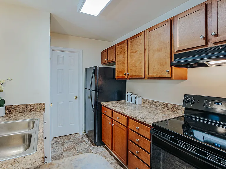 Lakeside Apartments — Photo 7