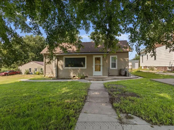 424 1st St, Platte Center, NE 68653
