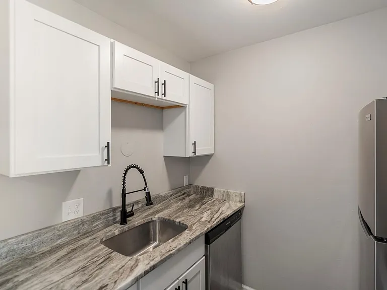 Altitude Apartments East — Photo 30