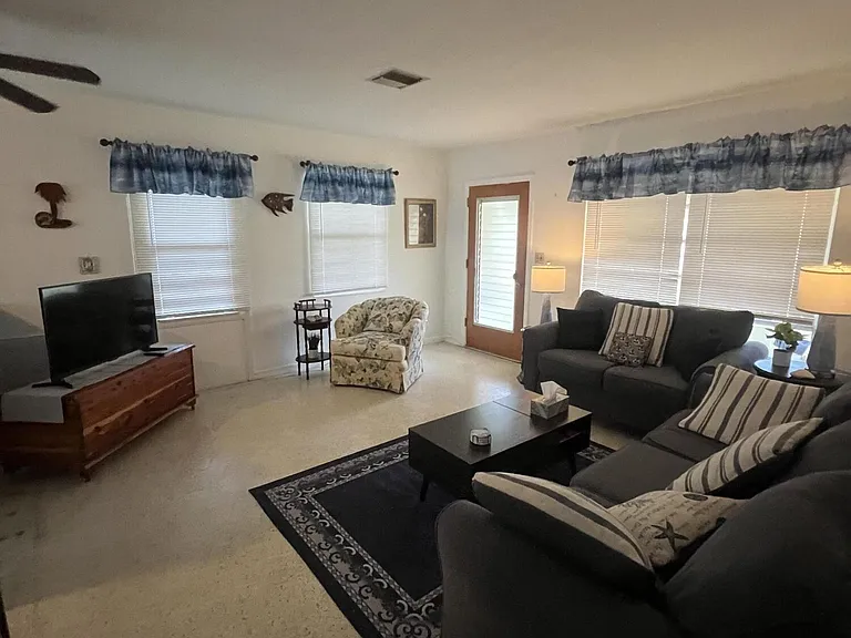 1622 NE Maureen Ct — Photo 5