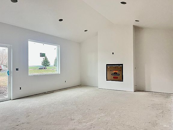 3rd image of 516 Maple Ct