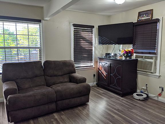4th image of 4878 Axtell St