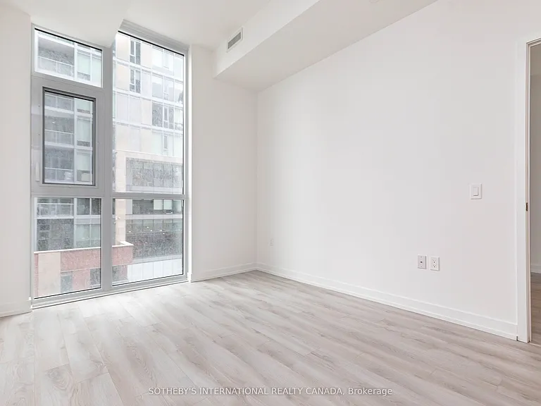 33 Helendale Ave #403 — Photo 15
