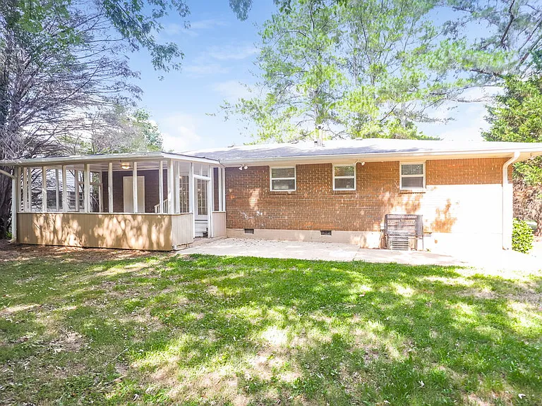 303 Mercer Dr — Photo 16