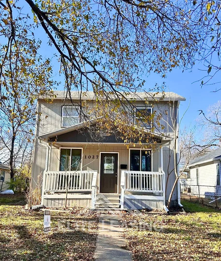 Charming 3 Bedroom Home close to Hospitals! Available Now! — Photo 1