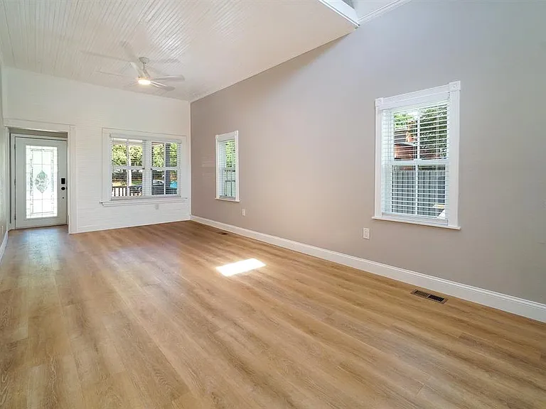 437 N Shine Ave — Photo 4