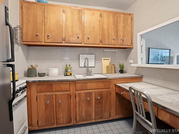 4th image of 251 E 51st St APT 14D
