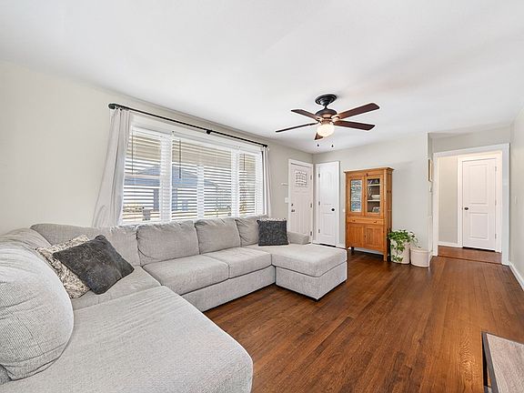 3rd image of 805 Crescent Dr