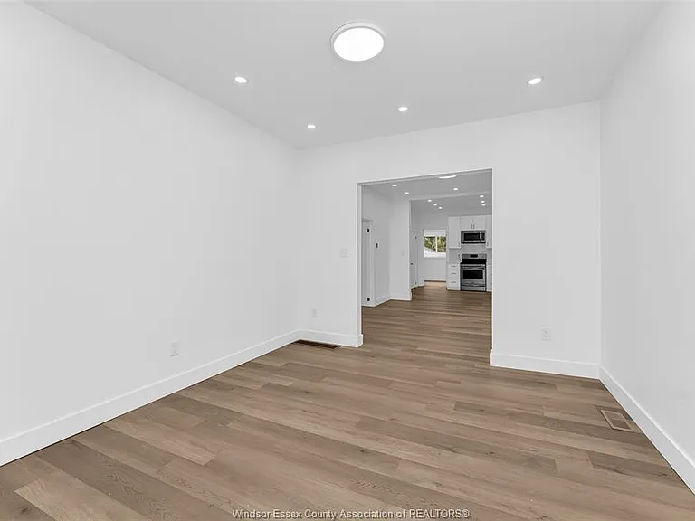 497 McKay Ave — Photo 6