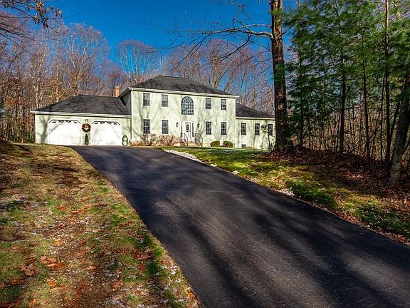 3rd image of 8 Crestwood Dr