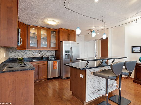 3rd image of 330 W Diversey Pkwy APT 708