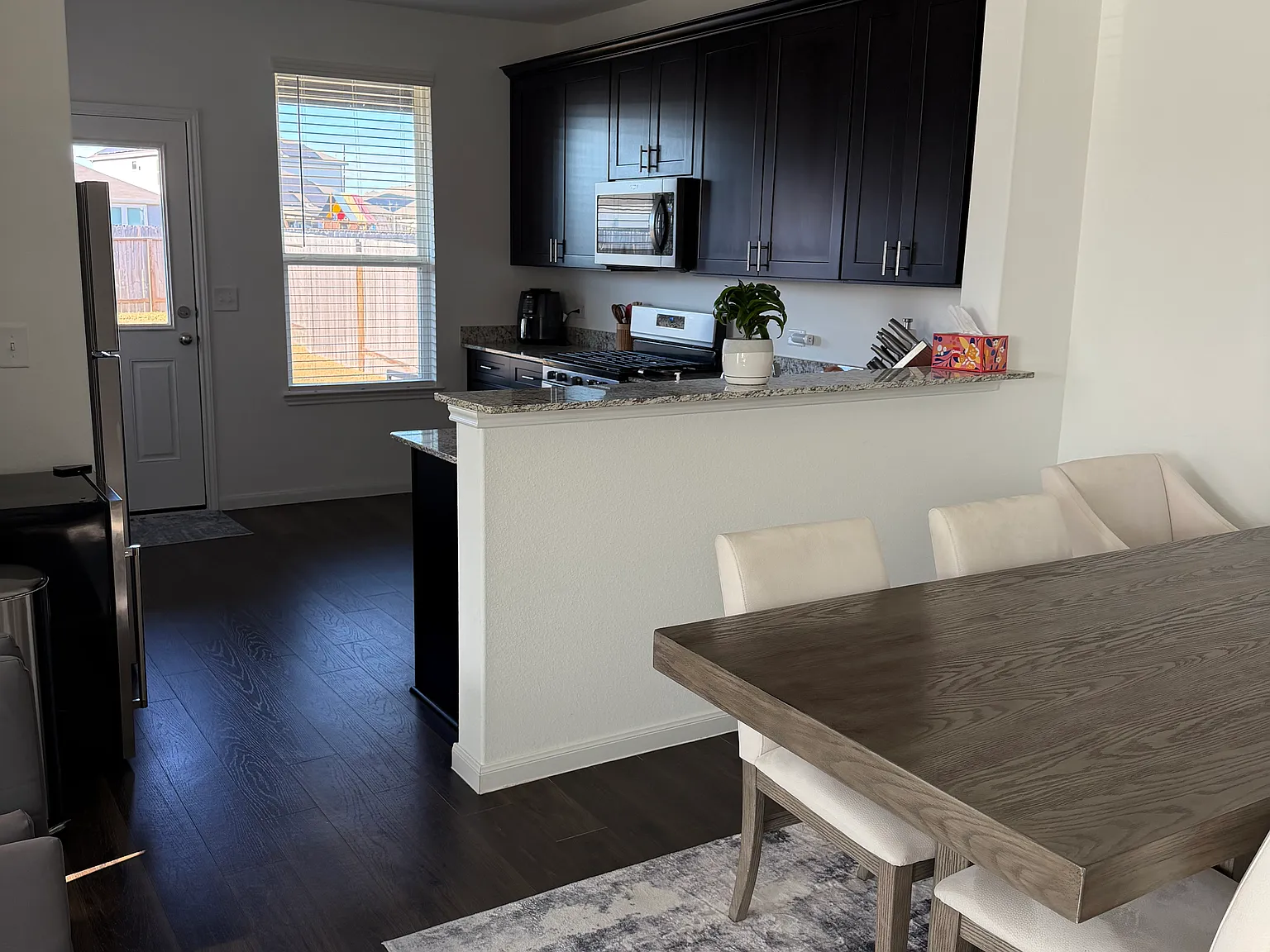 4 bed, 2029 sqft, $2,300 — Photo 4