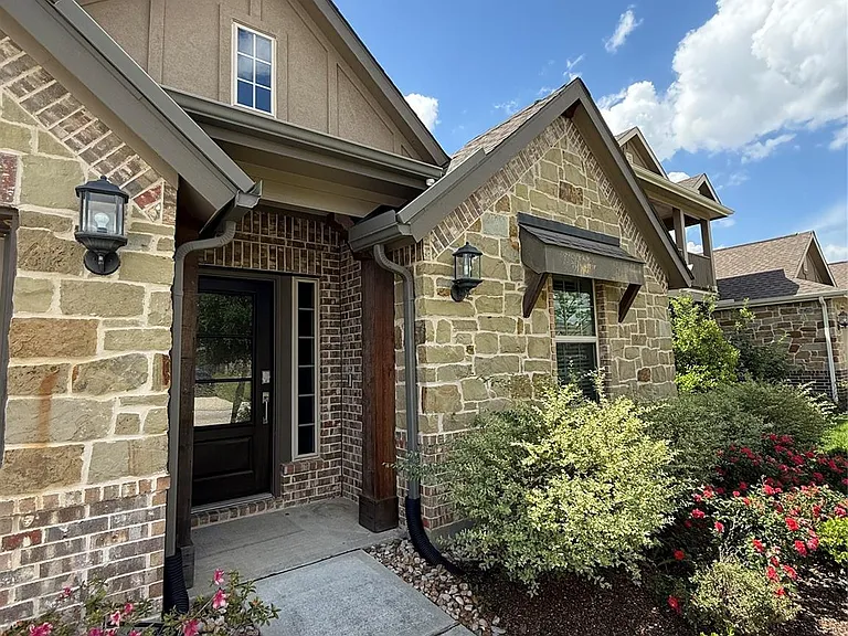 1562 Ancient Oak Ln — Photo 1