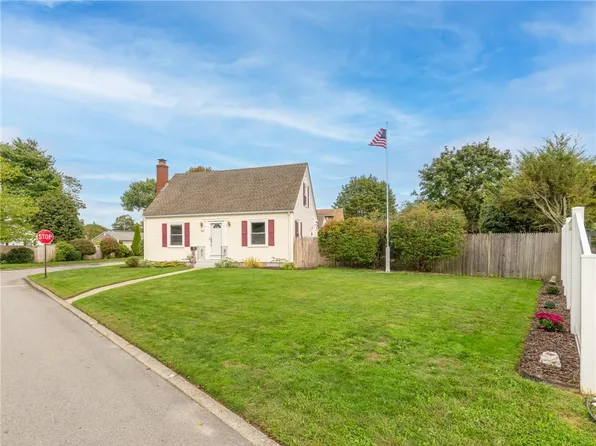 25 Woodbine St E, Providence, RI 02906