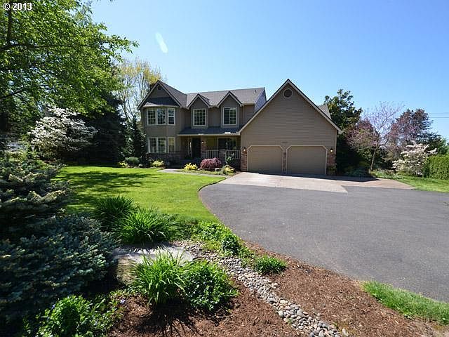 Private drive with gated entry 
