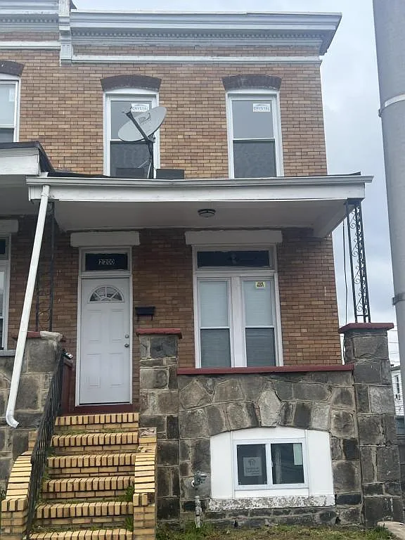 2200 Baker St — Photo 1