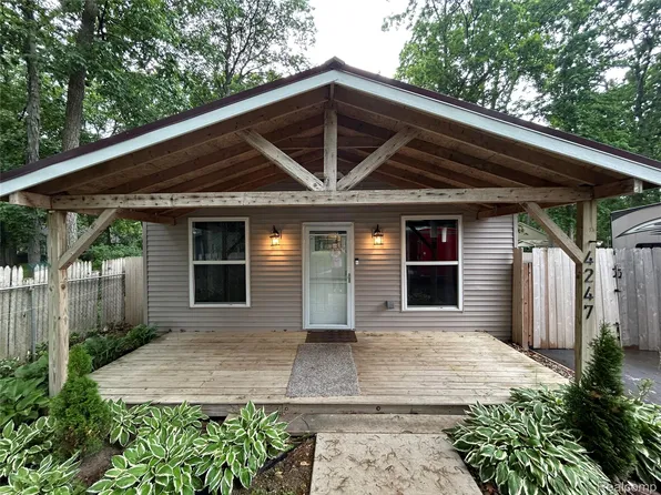 4247 La Forest Dr, Waterford, MI 48329