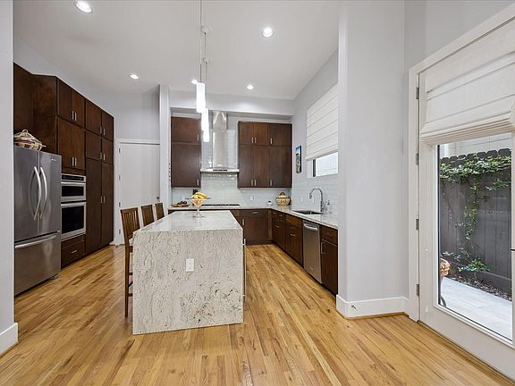 5th image of 305 Peden St