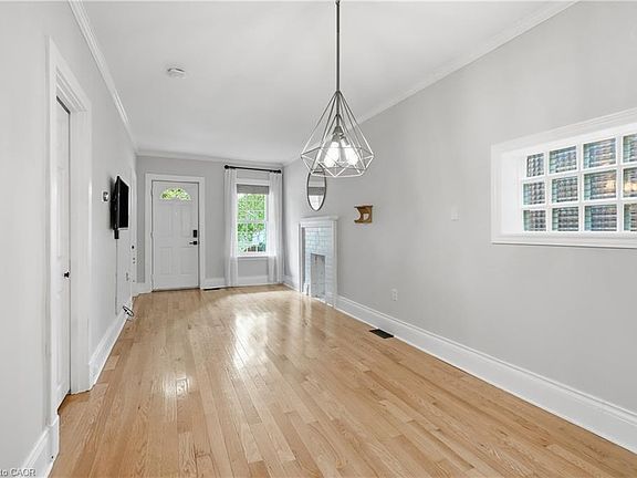 4th image of 34 E 24th St