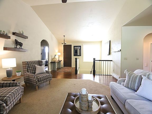 Living area & foyer.